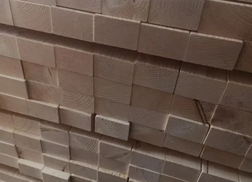 Пачки сухой строганой доски на складе